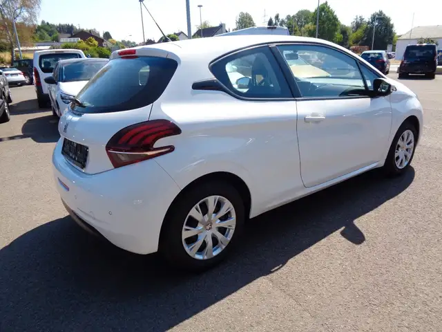 Peugeot 208 view 4