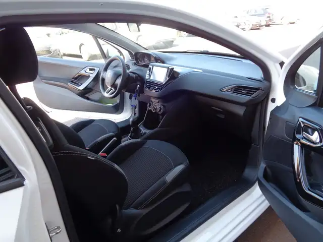 Peugeot 208 view 9