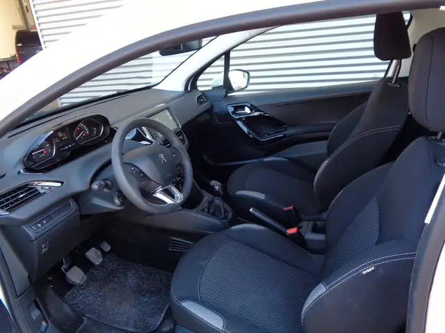 Peugeot 208 view 7