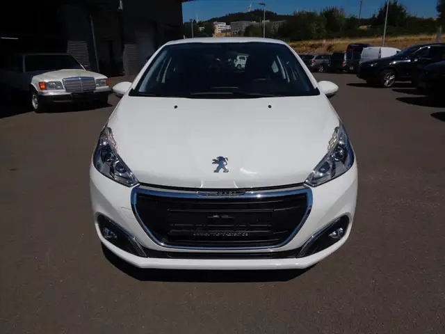 Peugeot 208 view 2