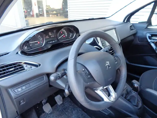 Peugeot 208 view 10