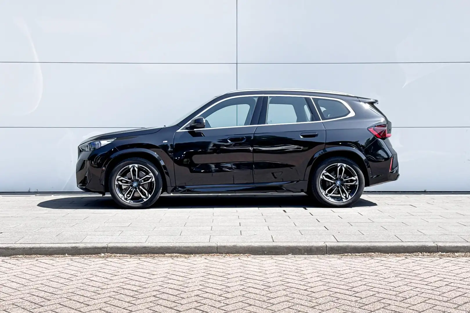 BMW iX1 xDrive30 67 kWh | Selections 500 Schwarz - 2