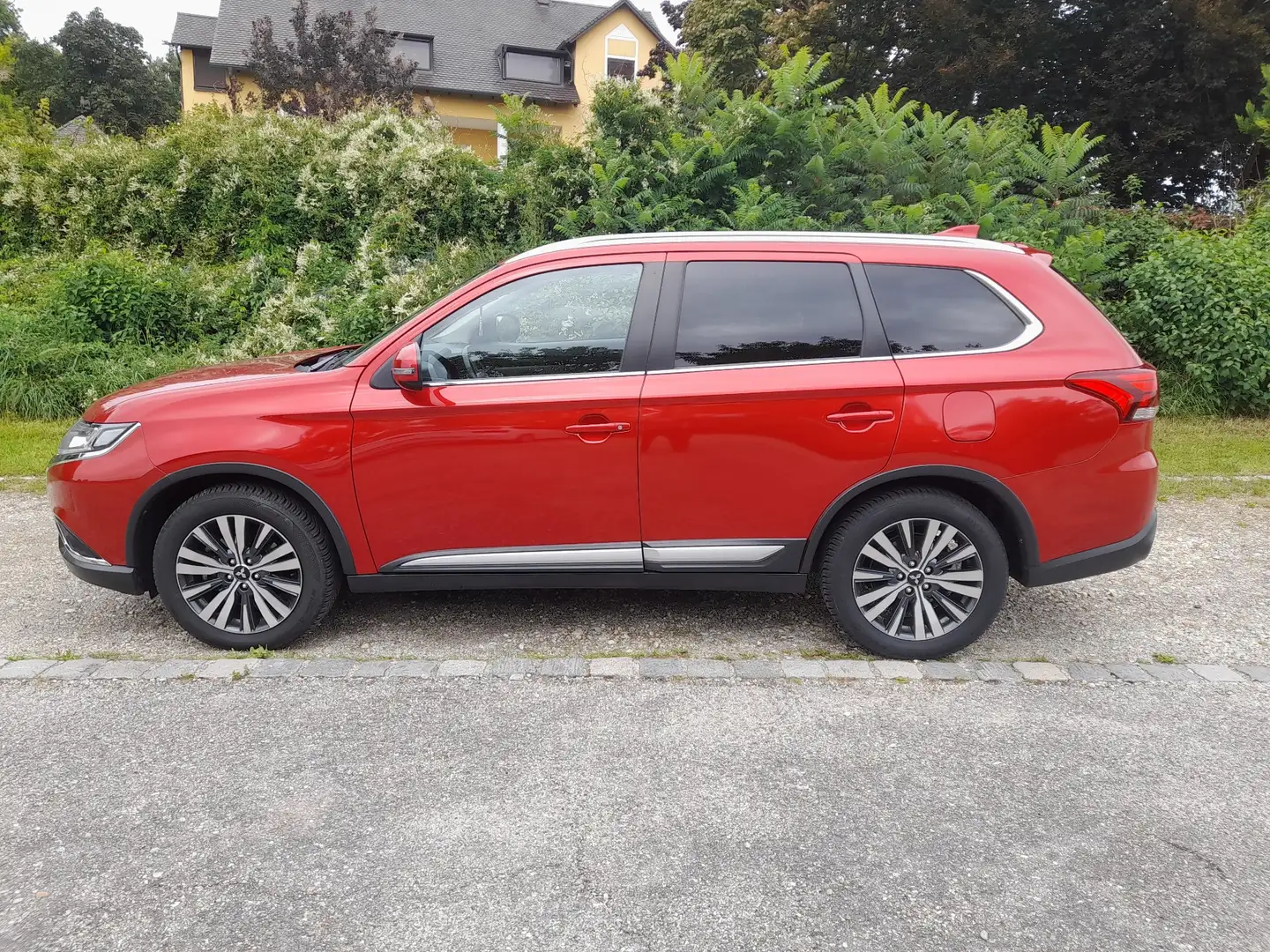 Mitsubishi Outlander 2.0 2WD CVT Active Красный - 1