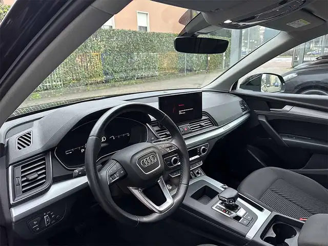 Audi Q5 view 9