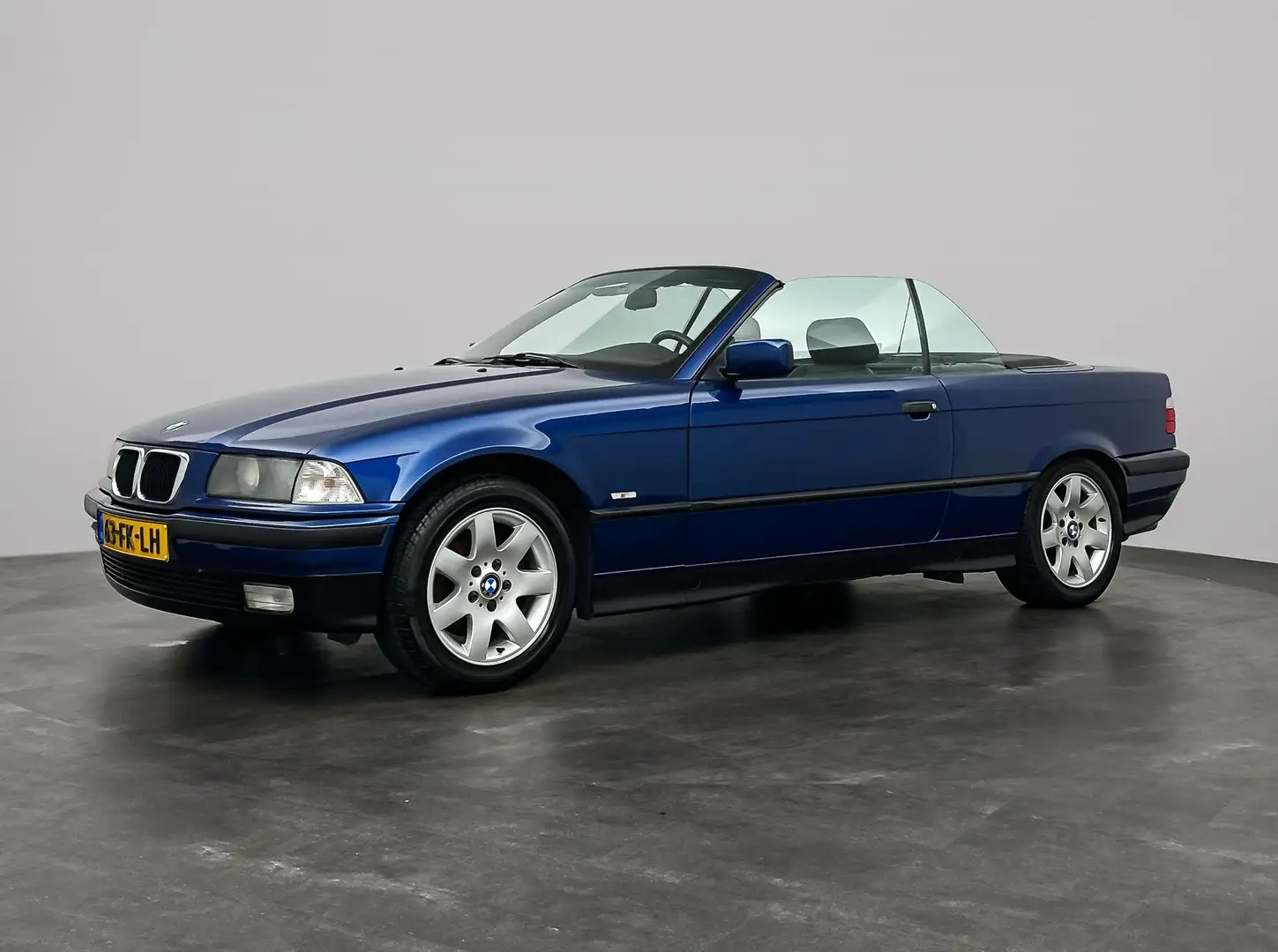 BMW 318 3-serie Cabrio 318i Executive Blauw - 2