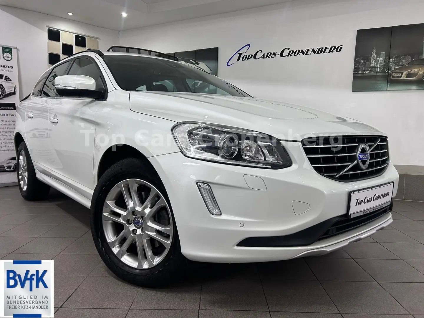 Volvo XC60 Momentum Automatik*Panorama*Bi-Xenon*PDC* Weiß - 1