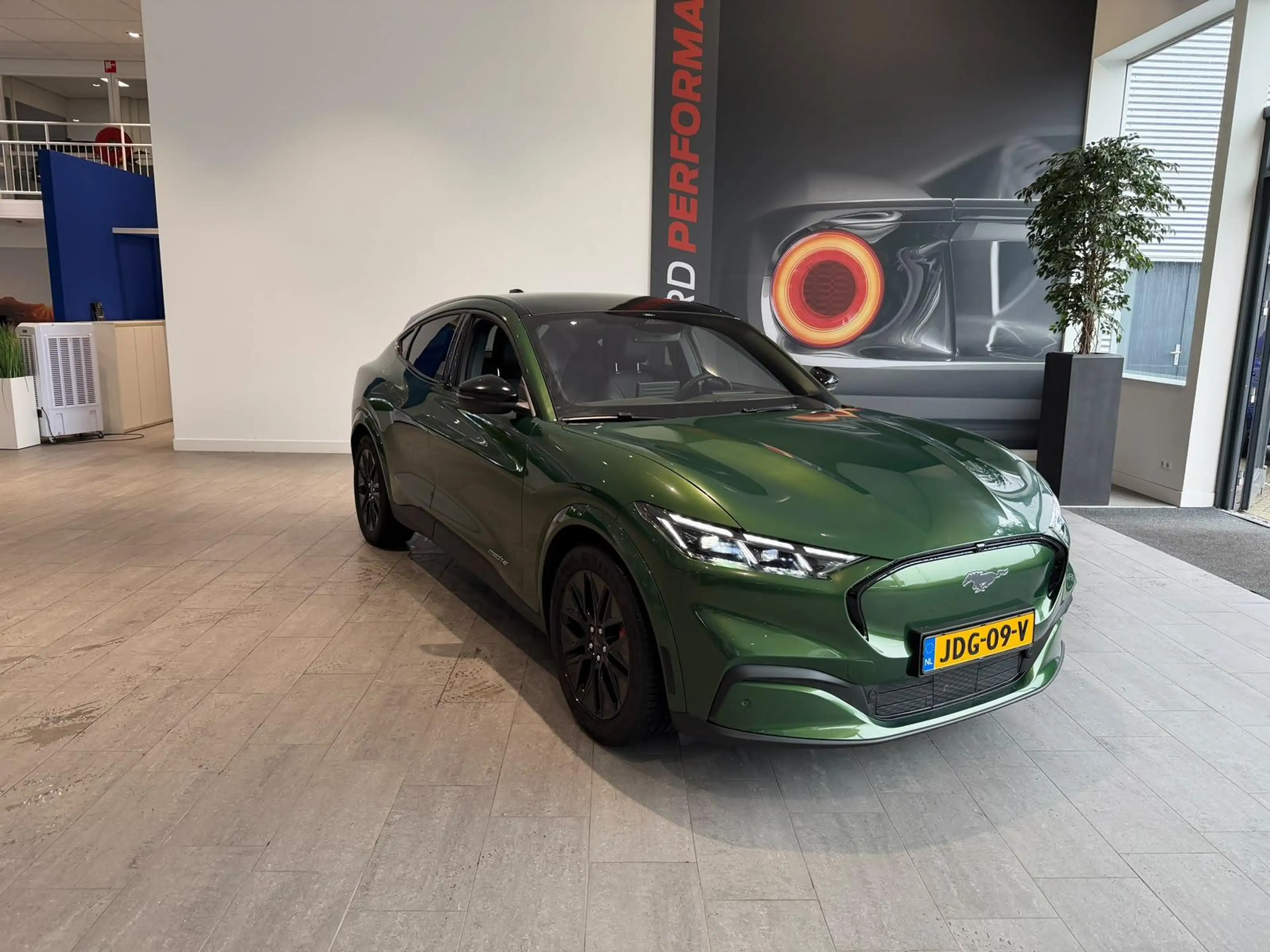 Ford Mustang Mach-E Extended Premium RWD 88 kWh PANORAMADAK | B&O | AD — photo 8