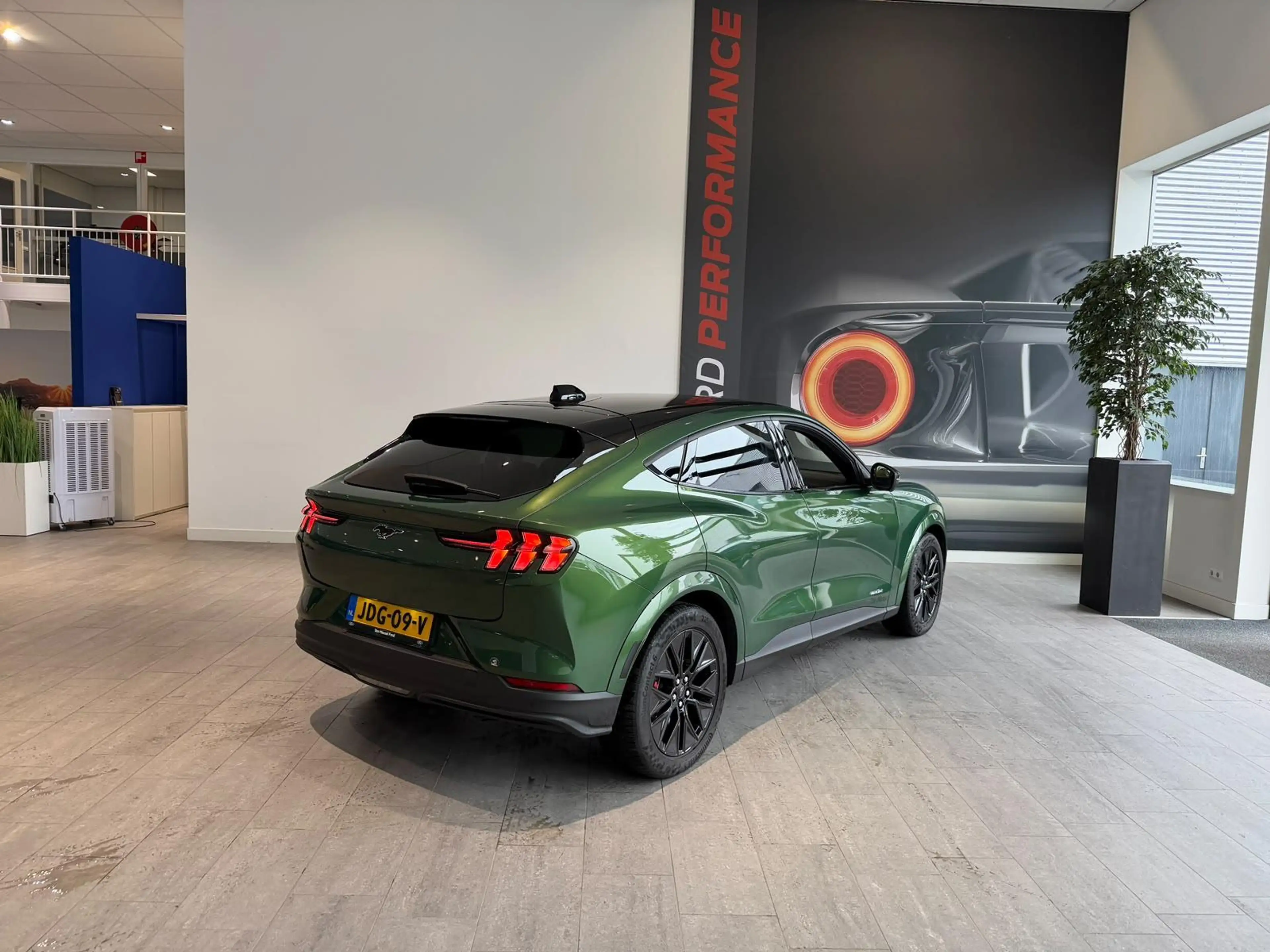 Ford Mustang Mach-E Extended Premium RWD 88 kWh PANORAMADAK | B&O | AD — photo 6