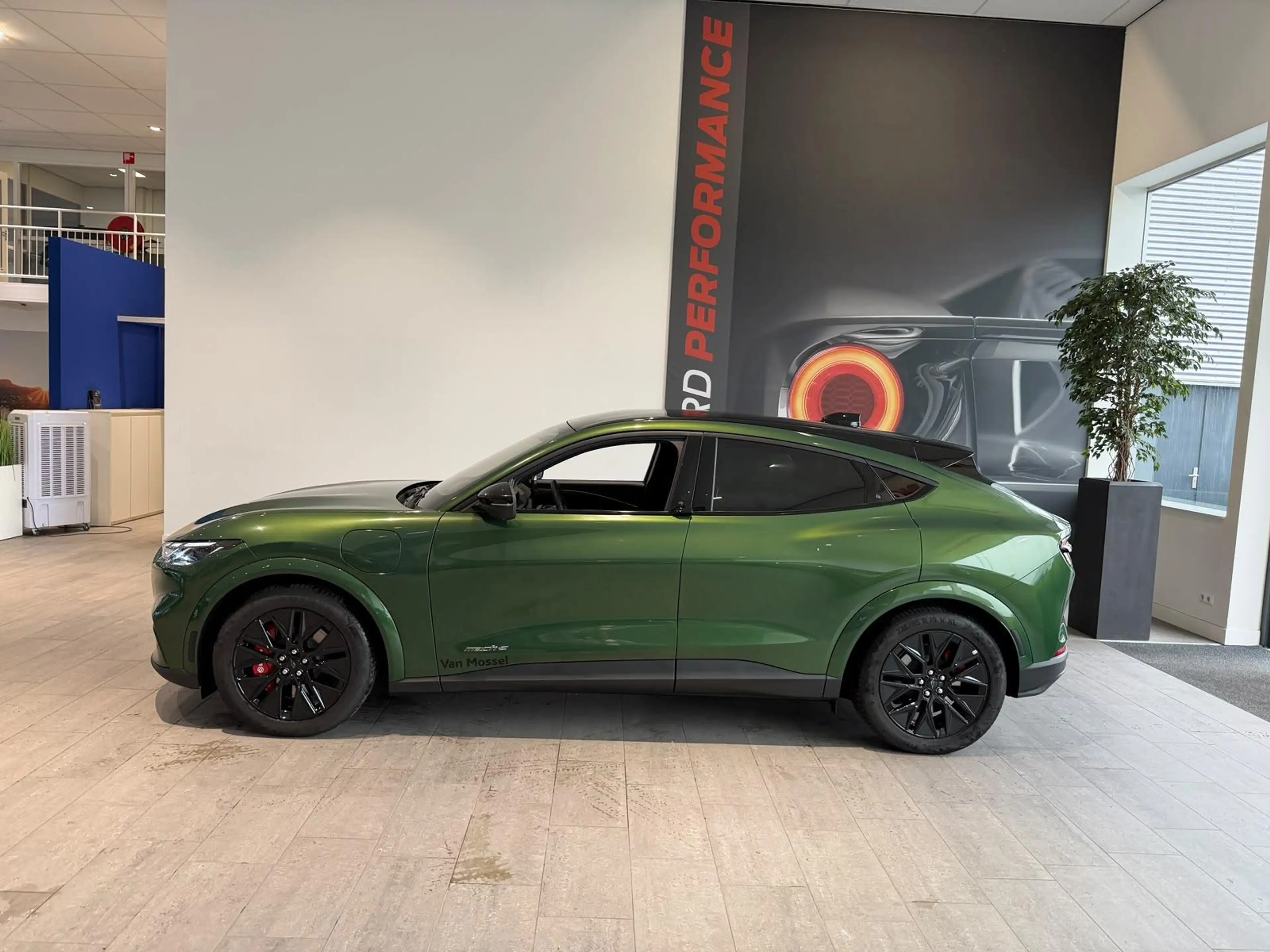 Ford Mustang Mach-E Extended Premium RWD 88 kWh PANORAMADAK | B&O | AD — photo 3