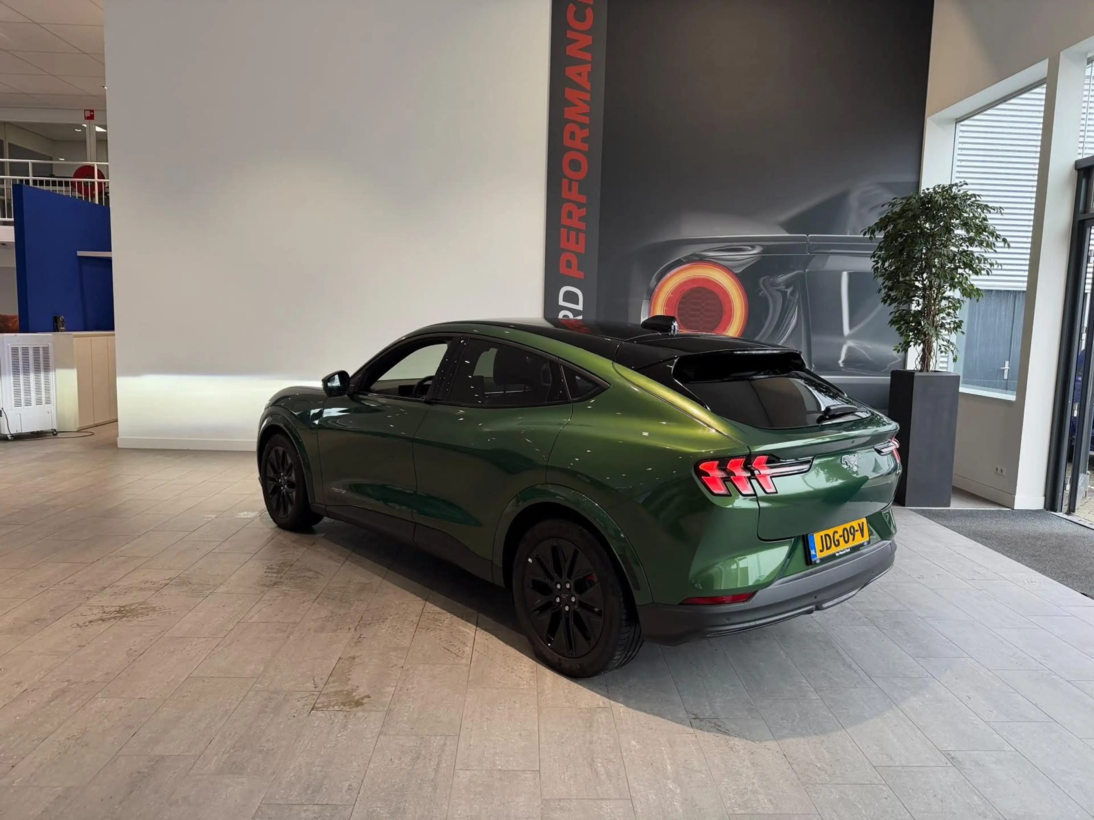 Ford Mustang Mach-E Extended Premium RWD 88 kWh PANORAMADAK | B&O | AD — photo 4