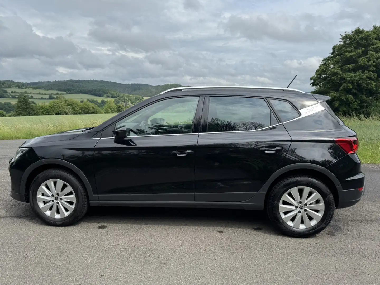 SEAT Arona 1.0 TSI,Sportpaket,Sitzheizung,Kamera,Navi Zwart - 2