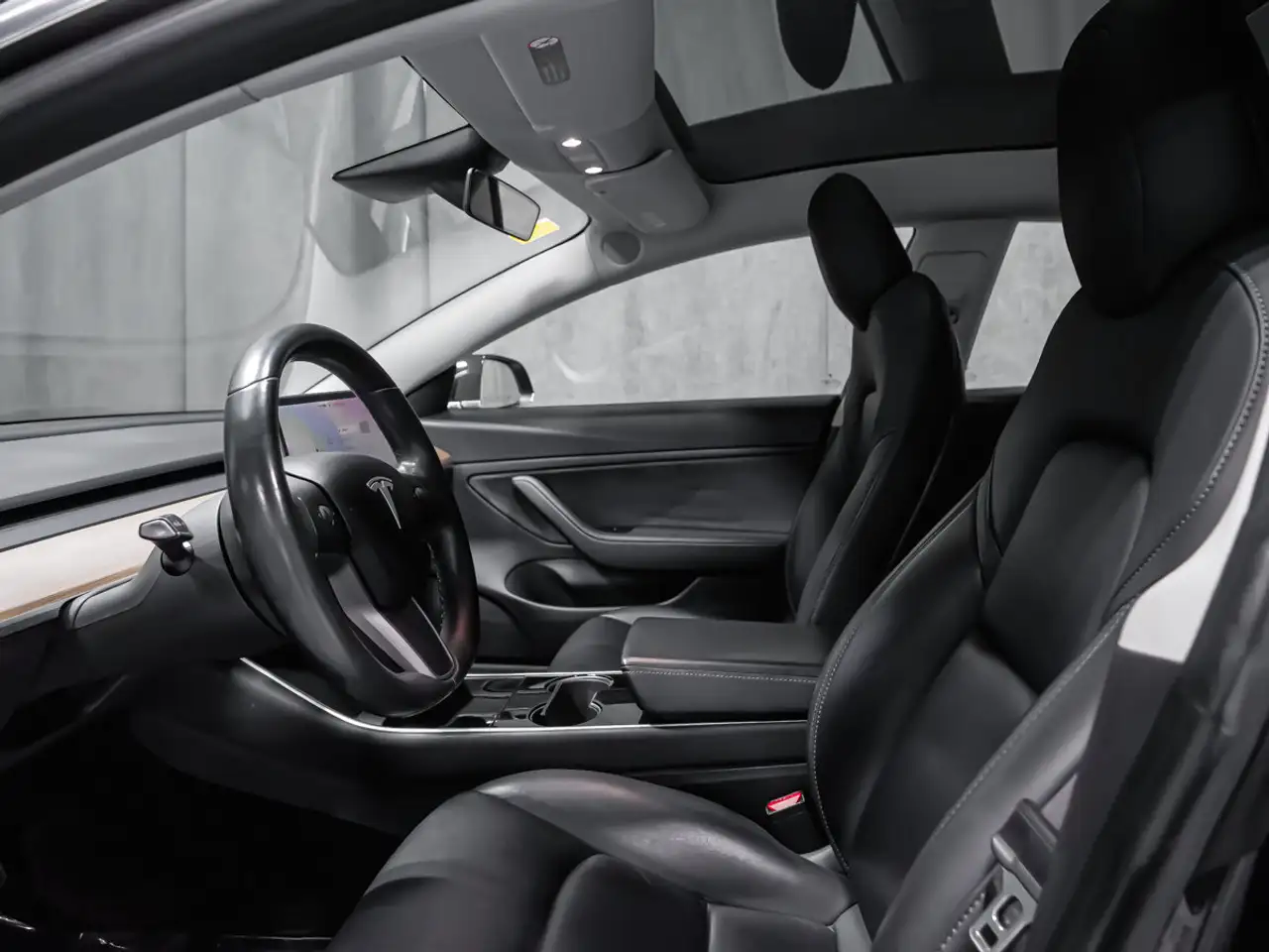 Tesla Model 3 снимка Tesla Model 3