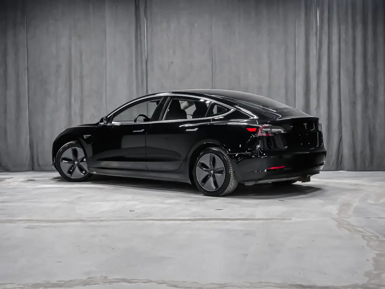 Tesla Model 3 снимка Tesla Model 3