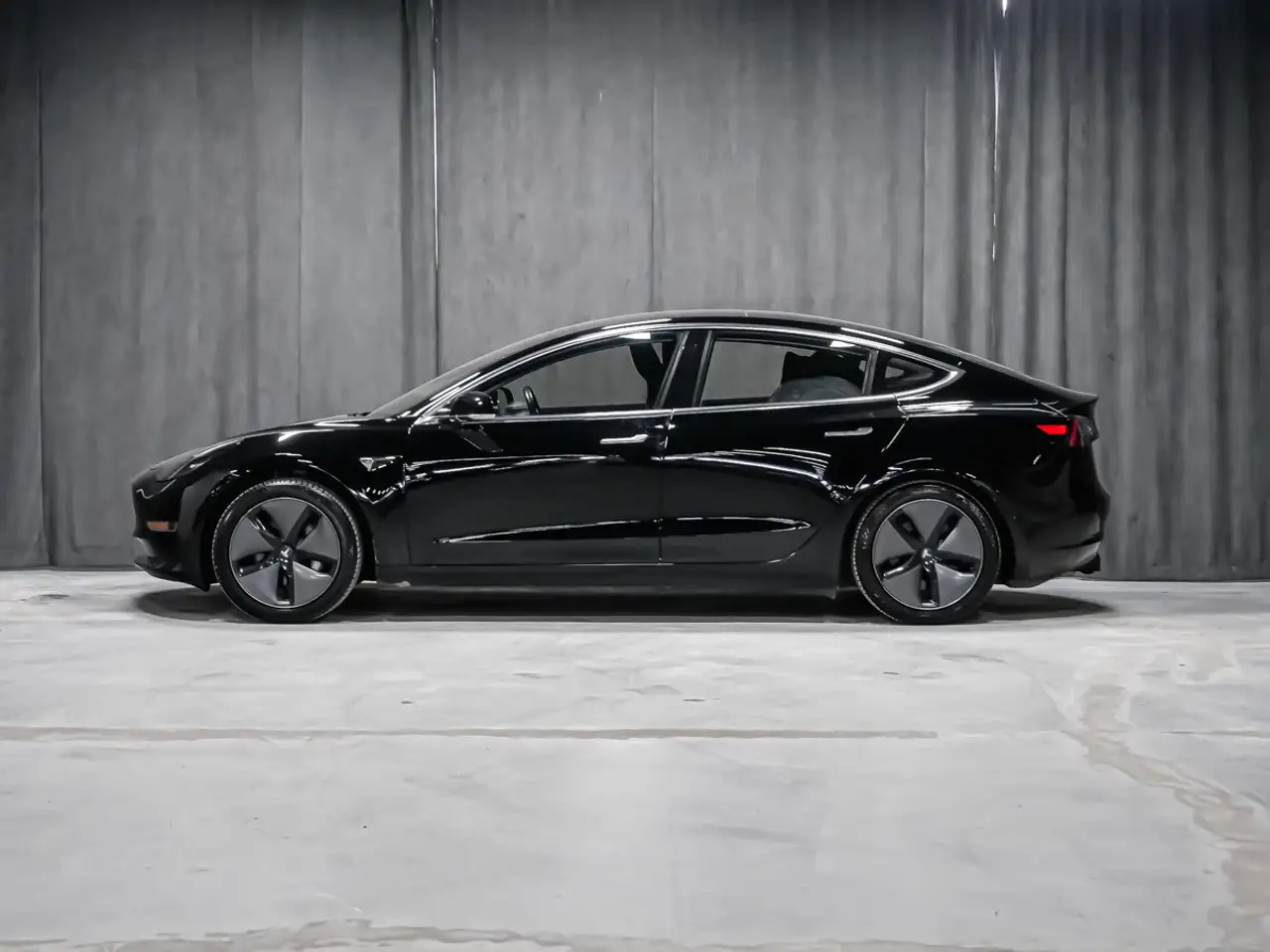 Tesla Model 3 снимка Tesla Model 3