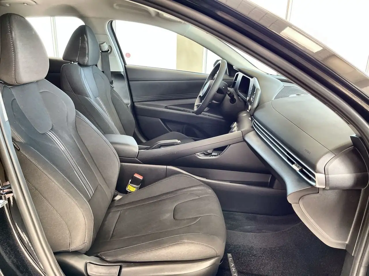 Hyundai ELANTRA photo Hyundai ELANTRA