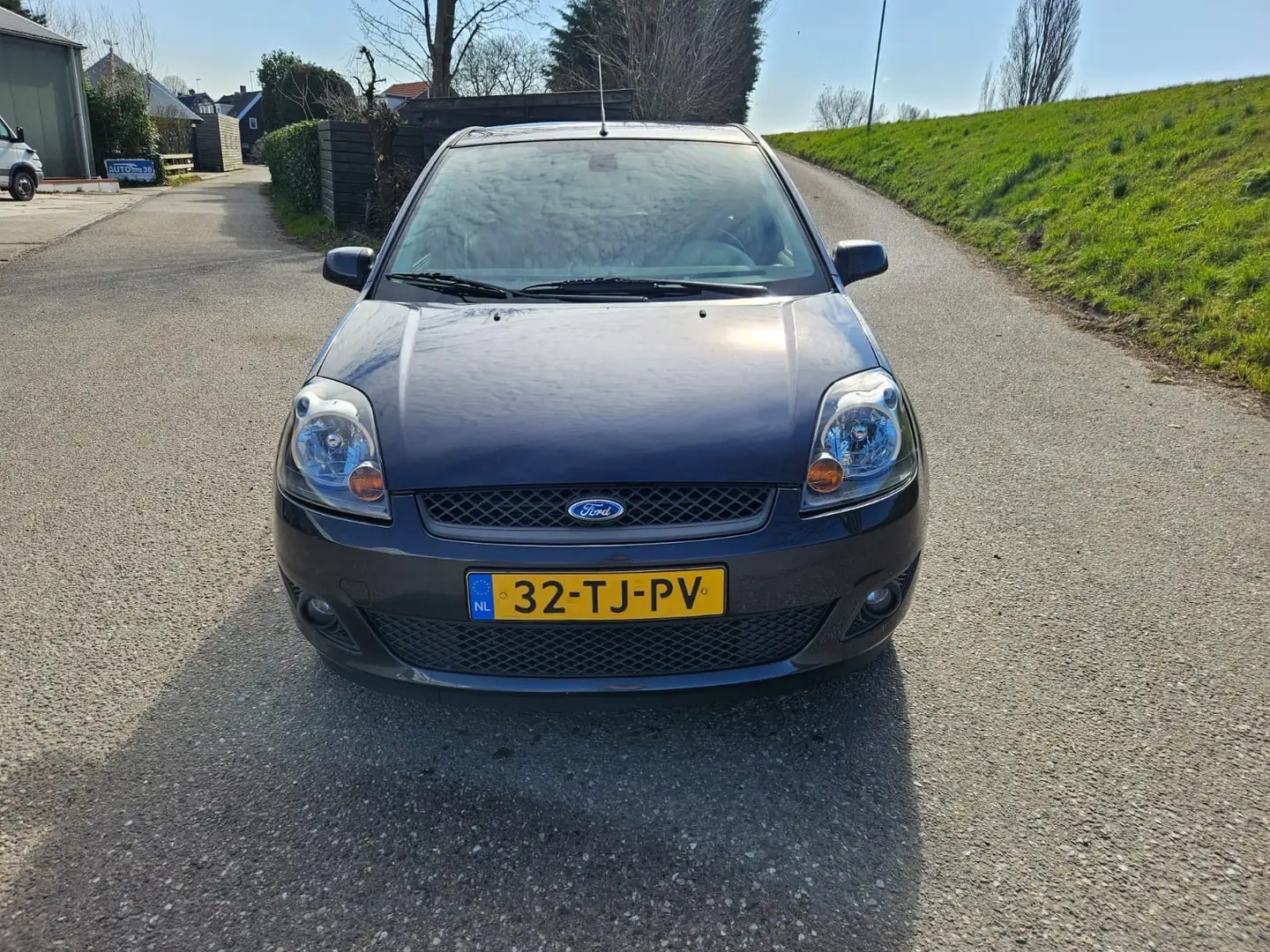 Ford Fiesta 1.6-16V Futura,Automaat,1e eigenaar Grijs - 2