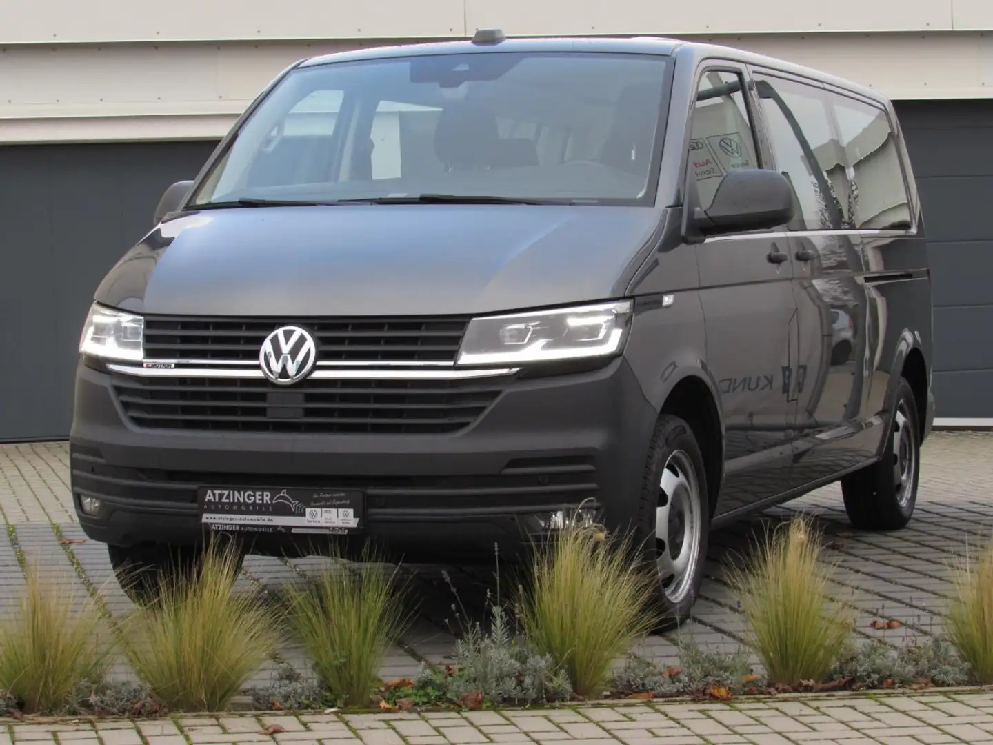 Volkswagen T6.1 Transporter Kombi LR 2.0 TDI 4M DSG 7-Sitz Klima Navi Grau - 2