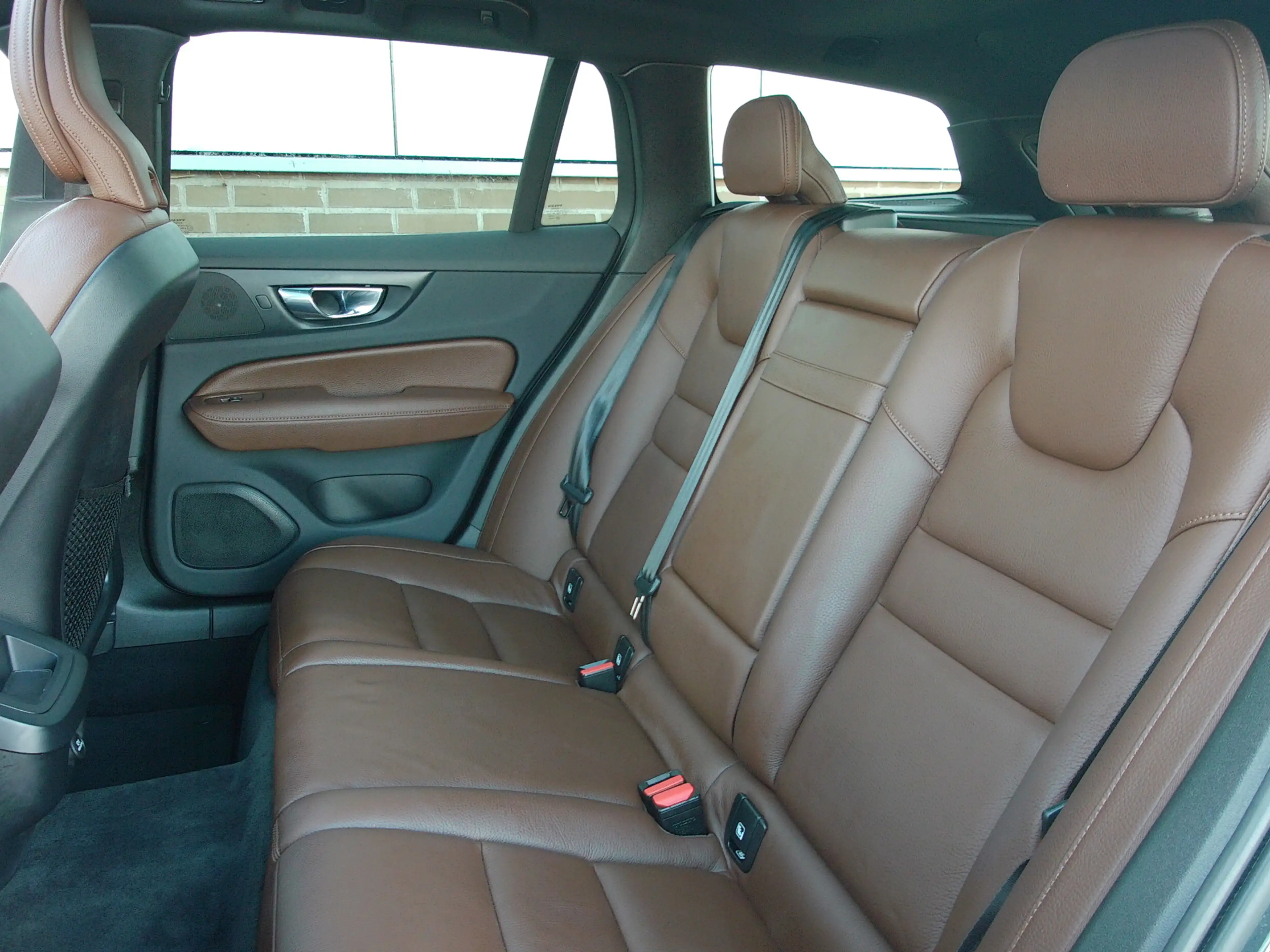Volvo V60 2.0 T5 Inscription, Carplay + Android Auto / Schui — photo 6