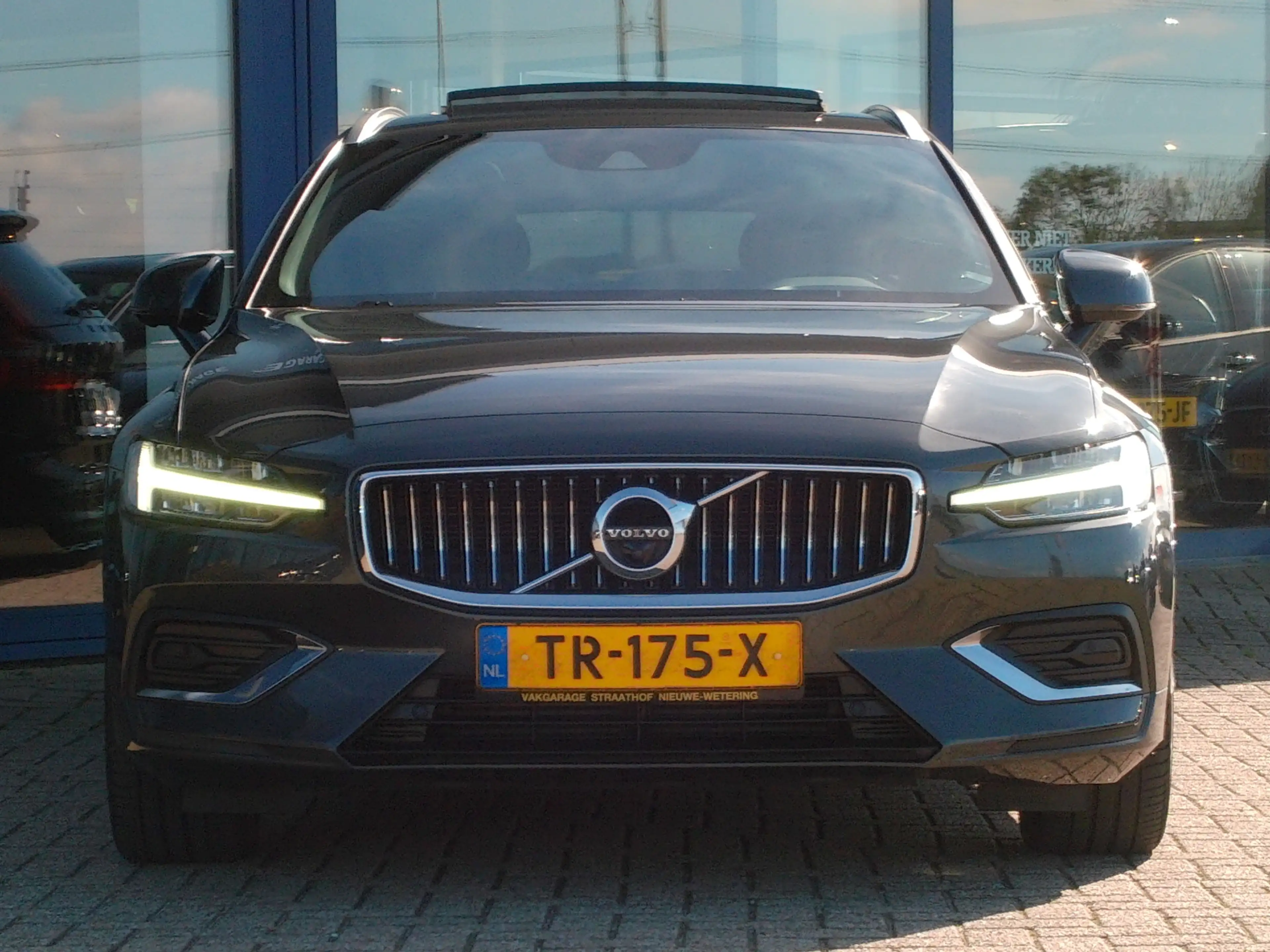 Volvo V60 2.0 T5 Inscription, Carplay + Android Auto / Schui — photo 2