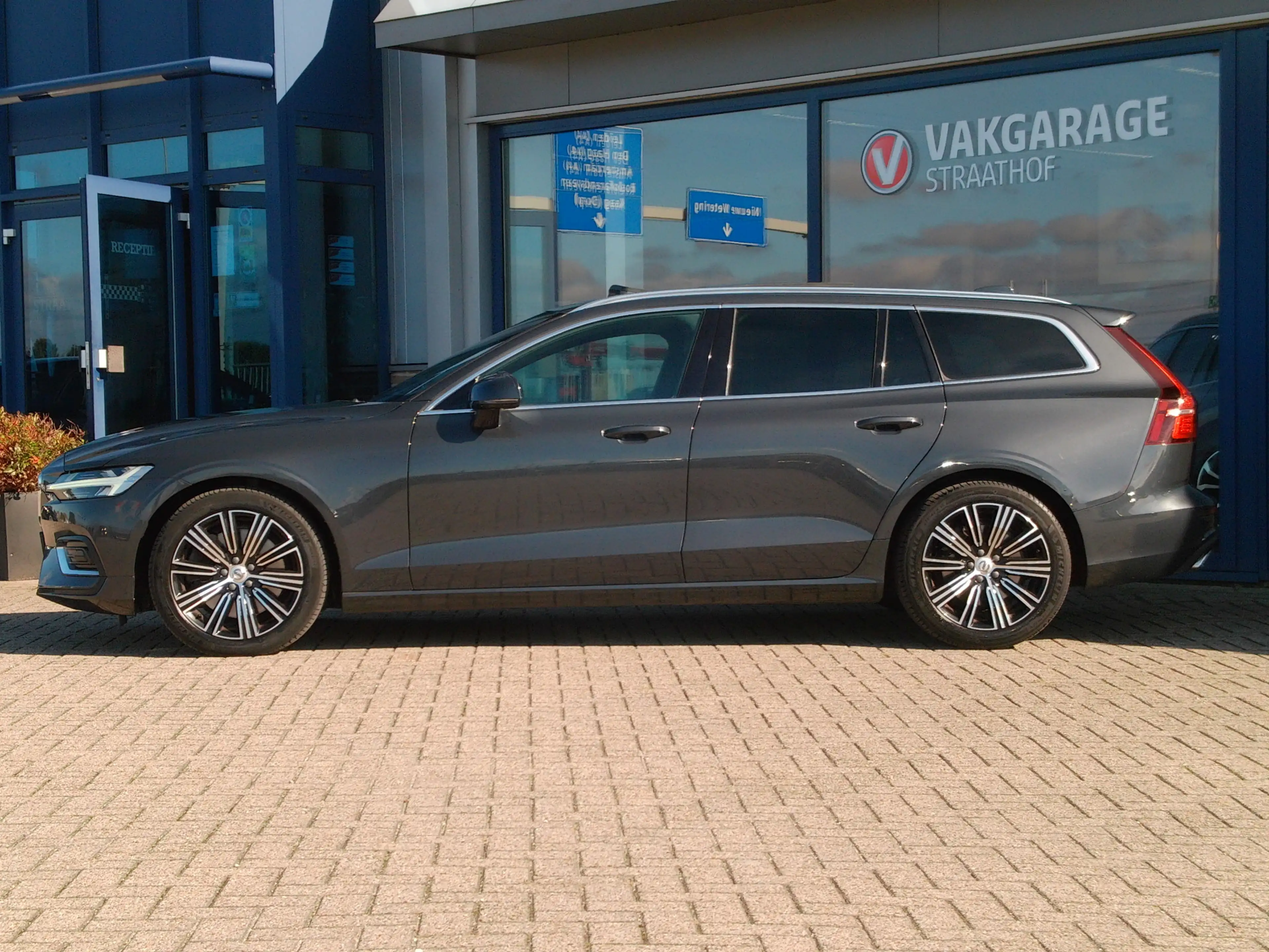 Volvo V60 2.0 T5 Inscription, Carplay + Android Auto / Schui — photo 3