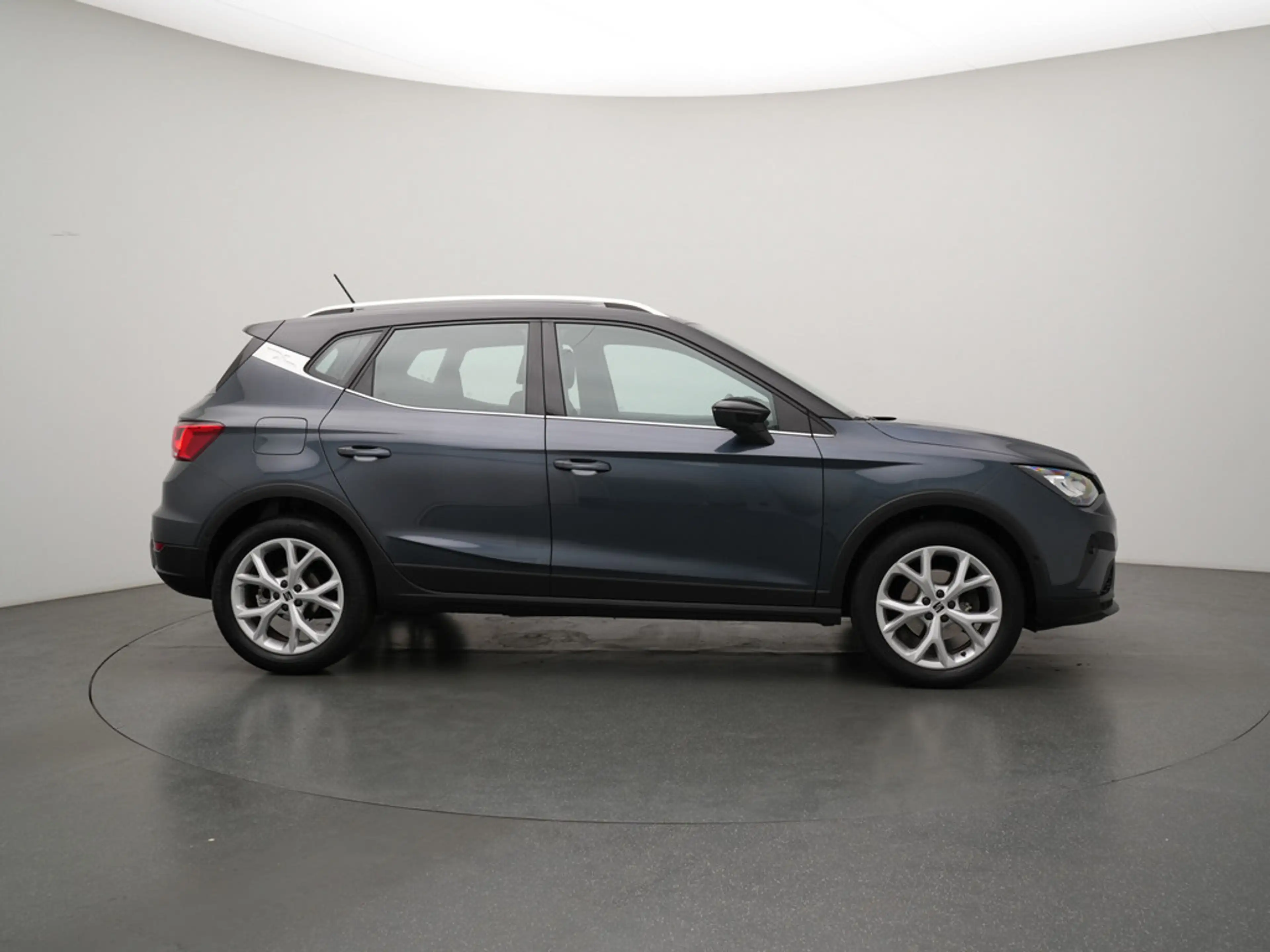 SEAT Arona FR DSG CARPLAY NAVI SHZ KAM PDC LED — photo 3