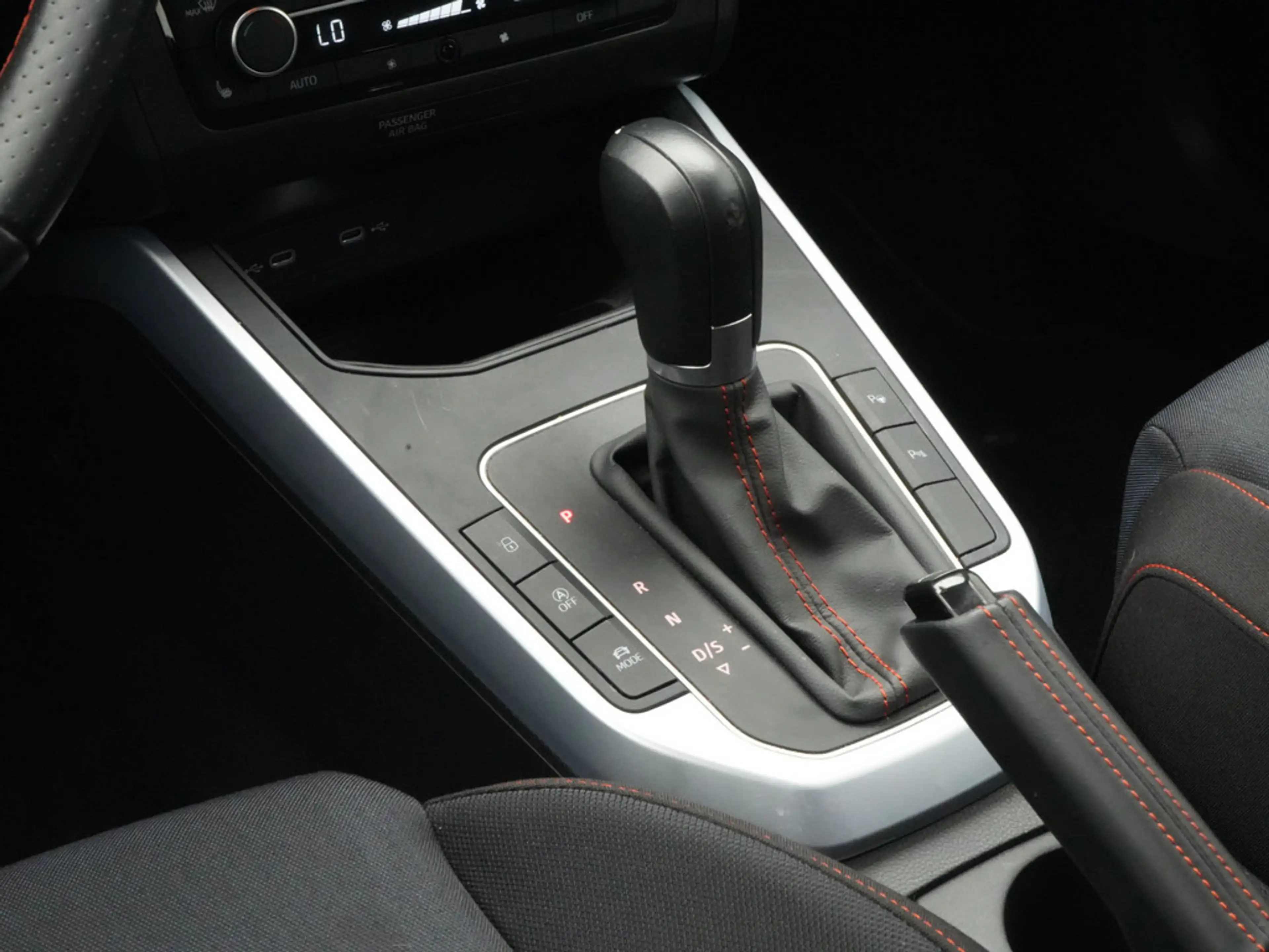 SEAT Arona FR DSG CARPLAY NAVI SHZ KAM PDC LED — photo 10