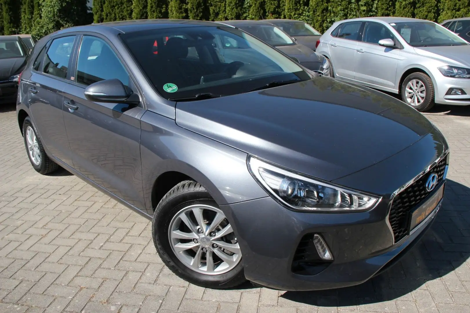 Hyundai i30 Trend Automatik Klima/PDC/Tempomat/Bluetooth Grau - 1