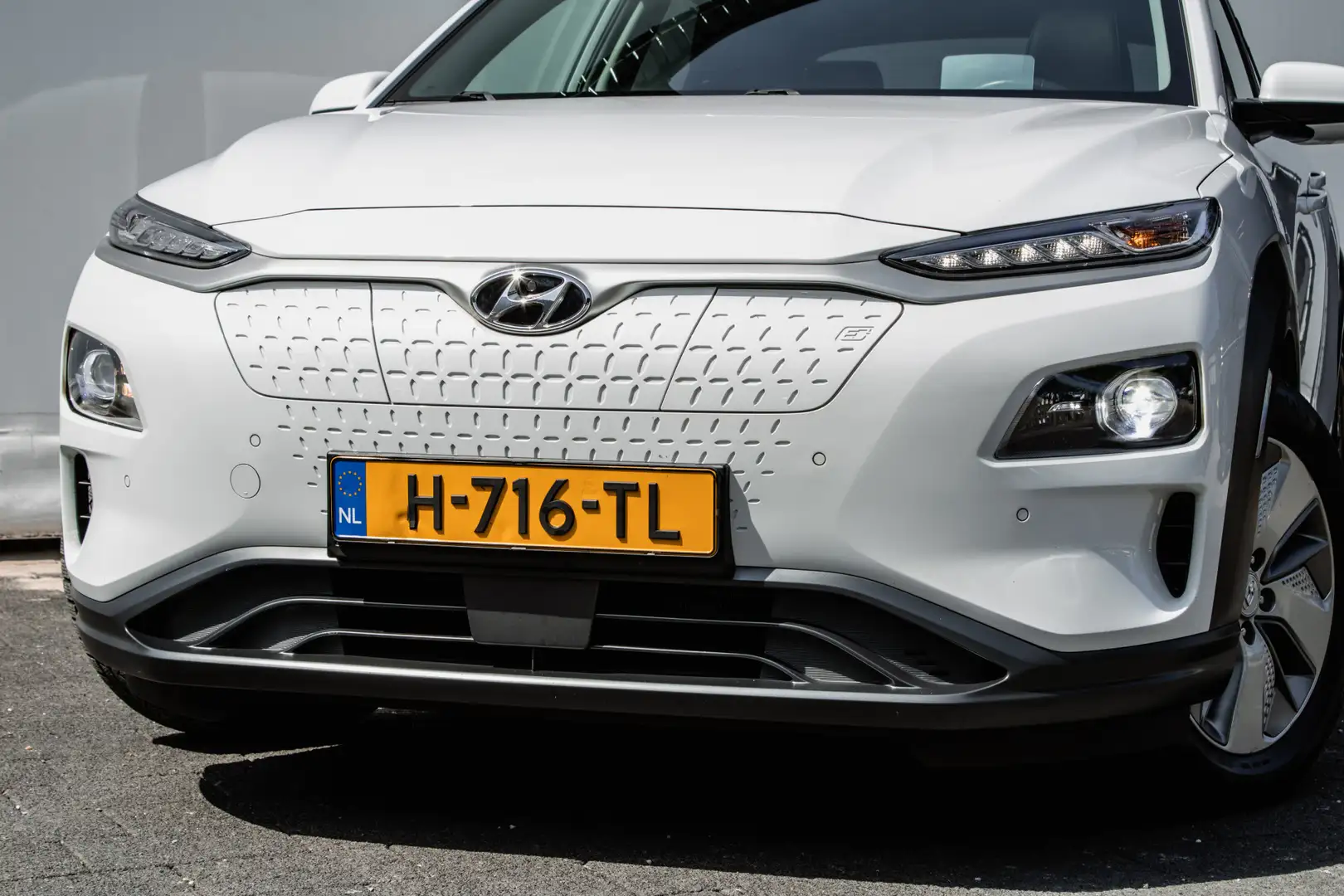 Hyundai KONA EV Premium 64 kWh 204pk 3-Fase/ Elek. schuifdak/ C Weiß - 2