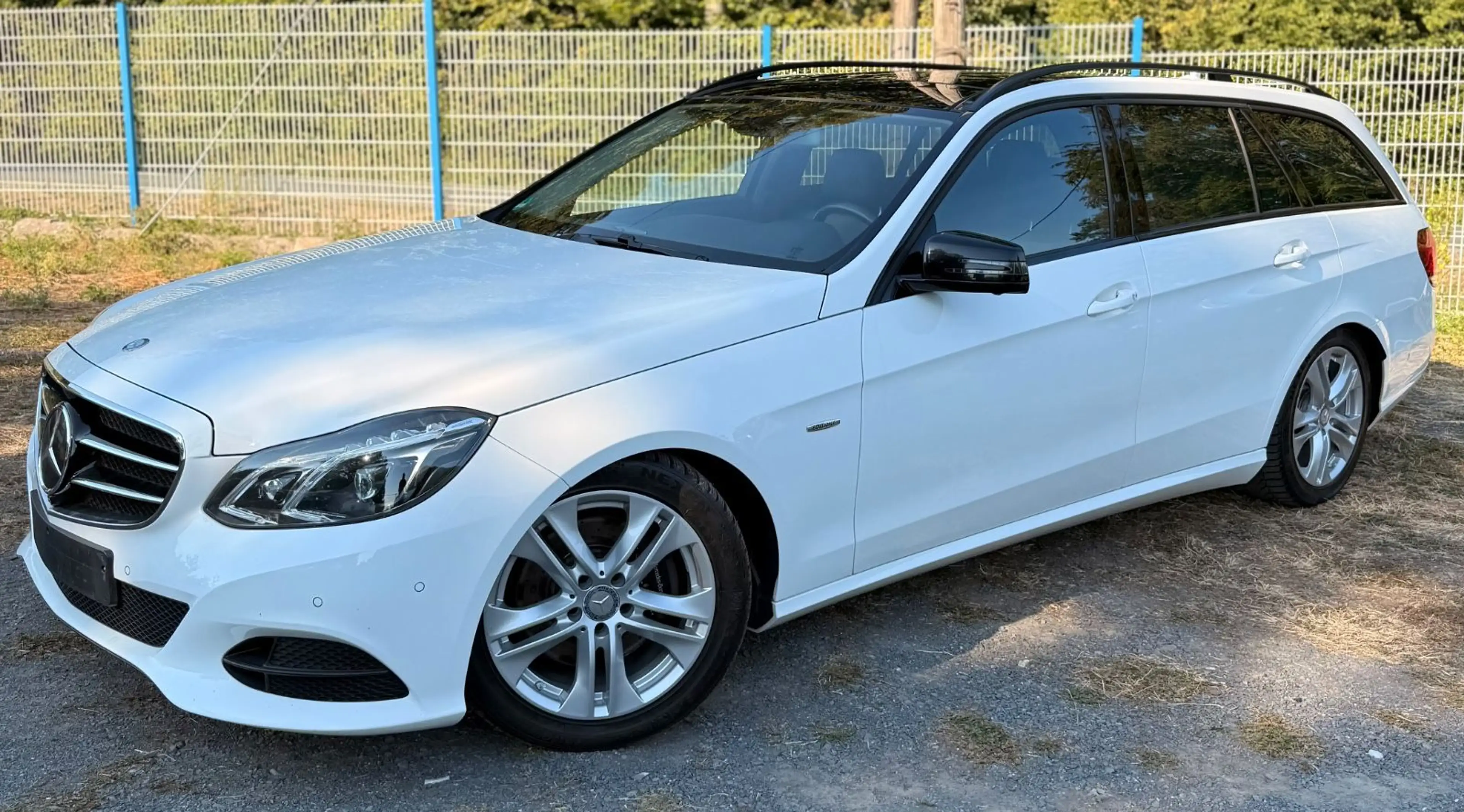 Mercedes-Benz E 300 T-Modell Edition E*360°*PANO*MB-Scheckheft — photo 2