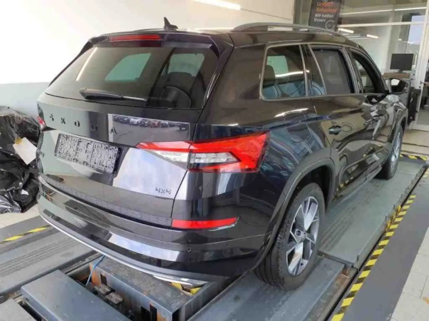 Skoda Kodiaq Sportline 2.0 TSI DSG 4x4 ACC+FAMILY+elHK+NAVI Schwarz - 2