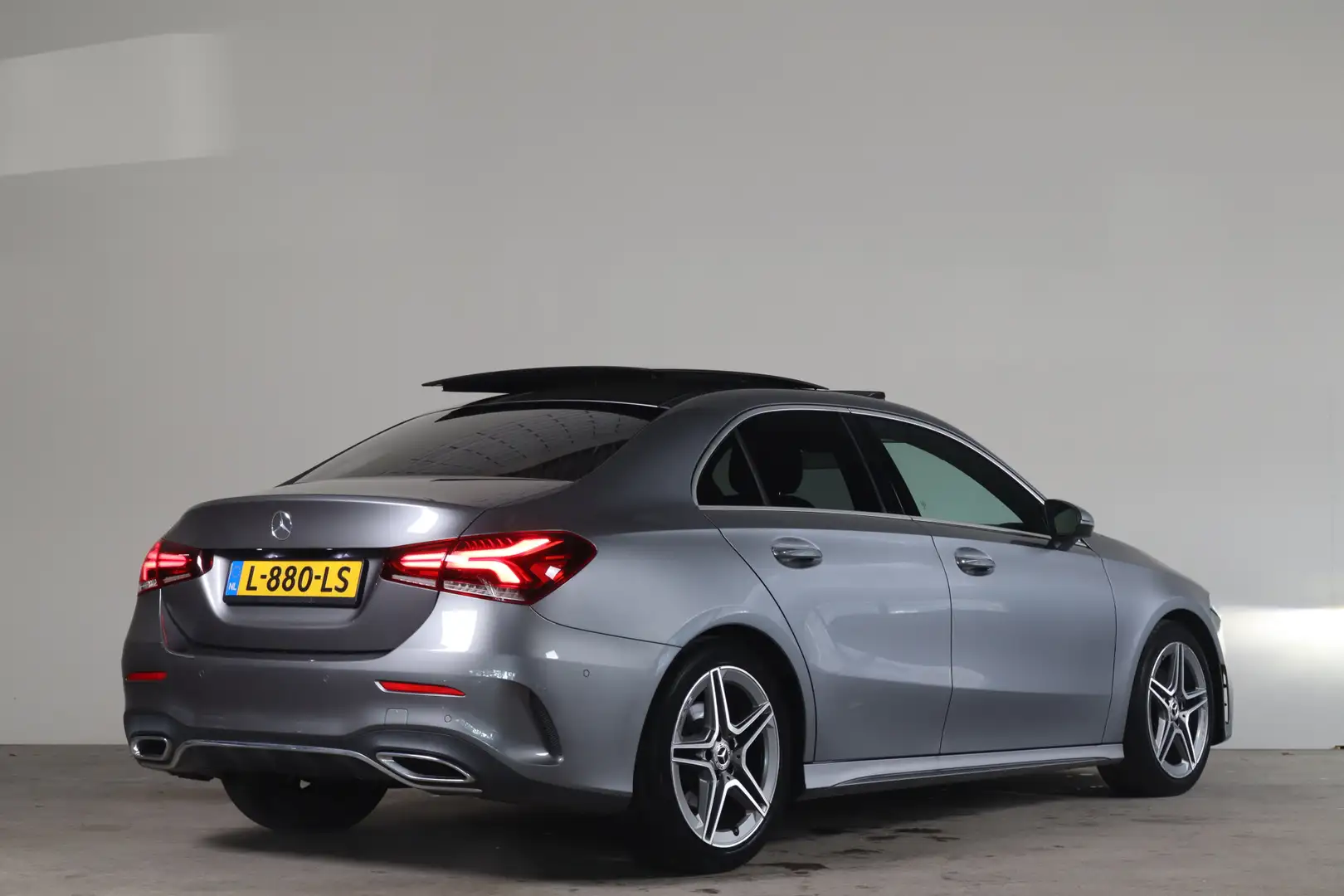 Mercedes-Benz A 200 Business Solution AMG NL- Auto!! Adap.Cruise I Sfe Grijs - 2