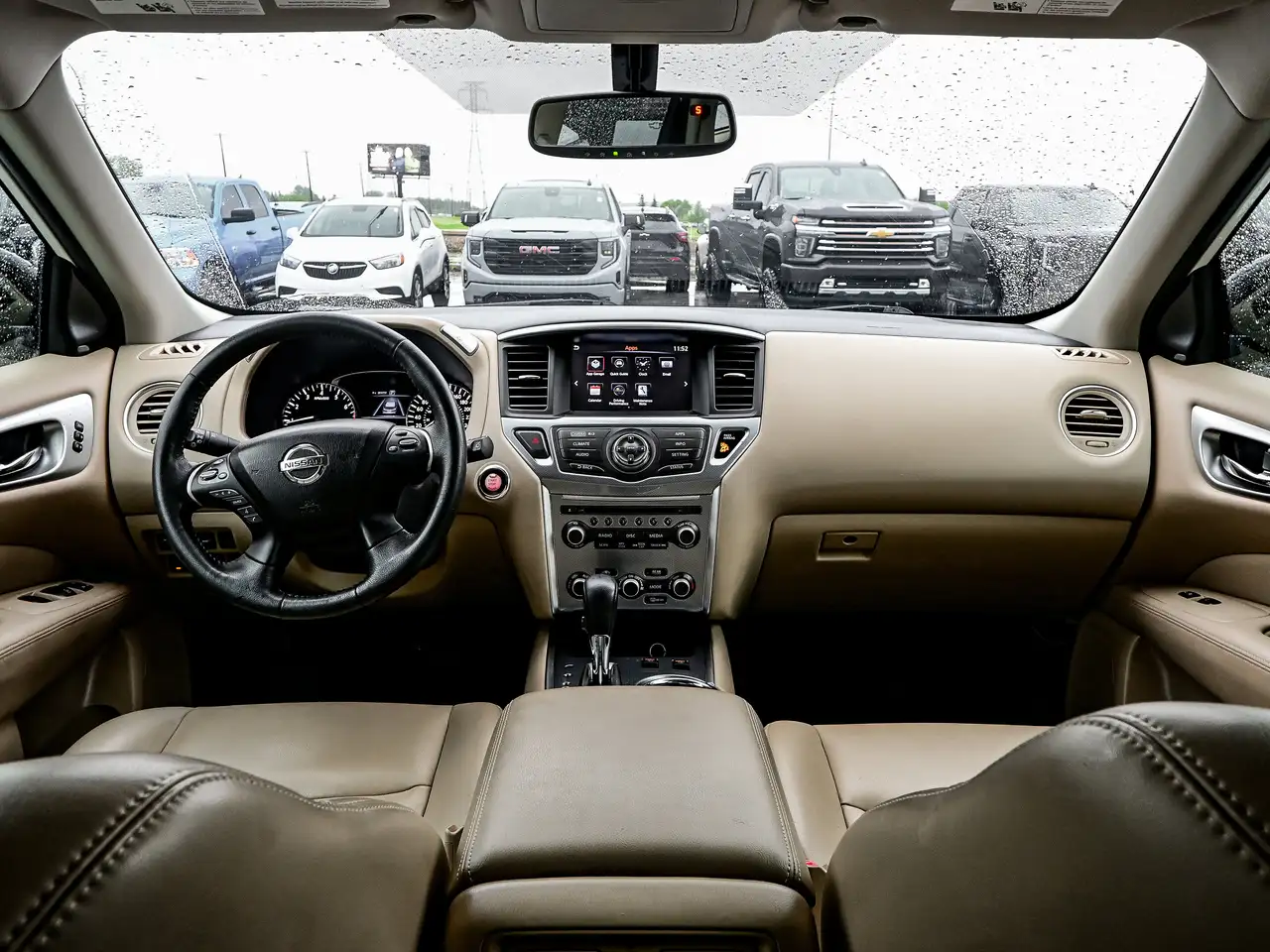 Nissan Pathfinder снимка Nissan Pathfinder