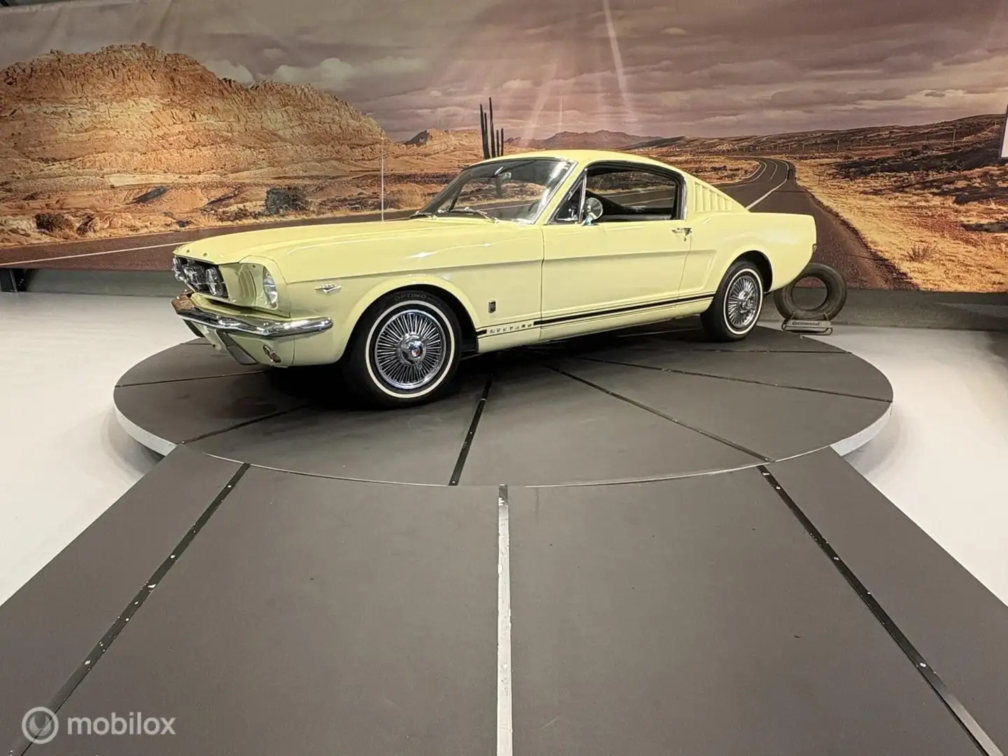 Ford Mustang Fastback Жовтий - 1