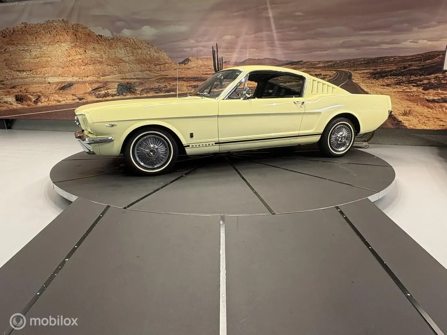 Ford Mustang Fastback Жовтий - 2