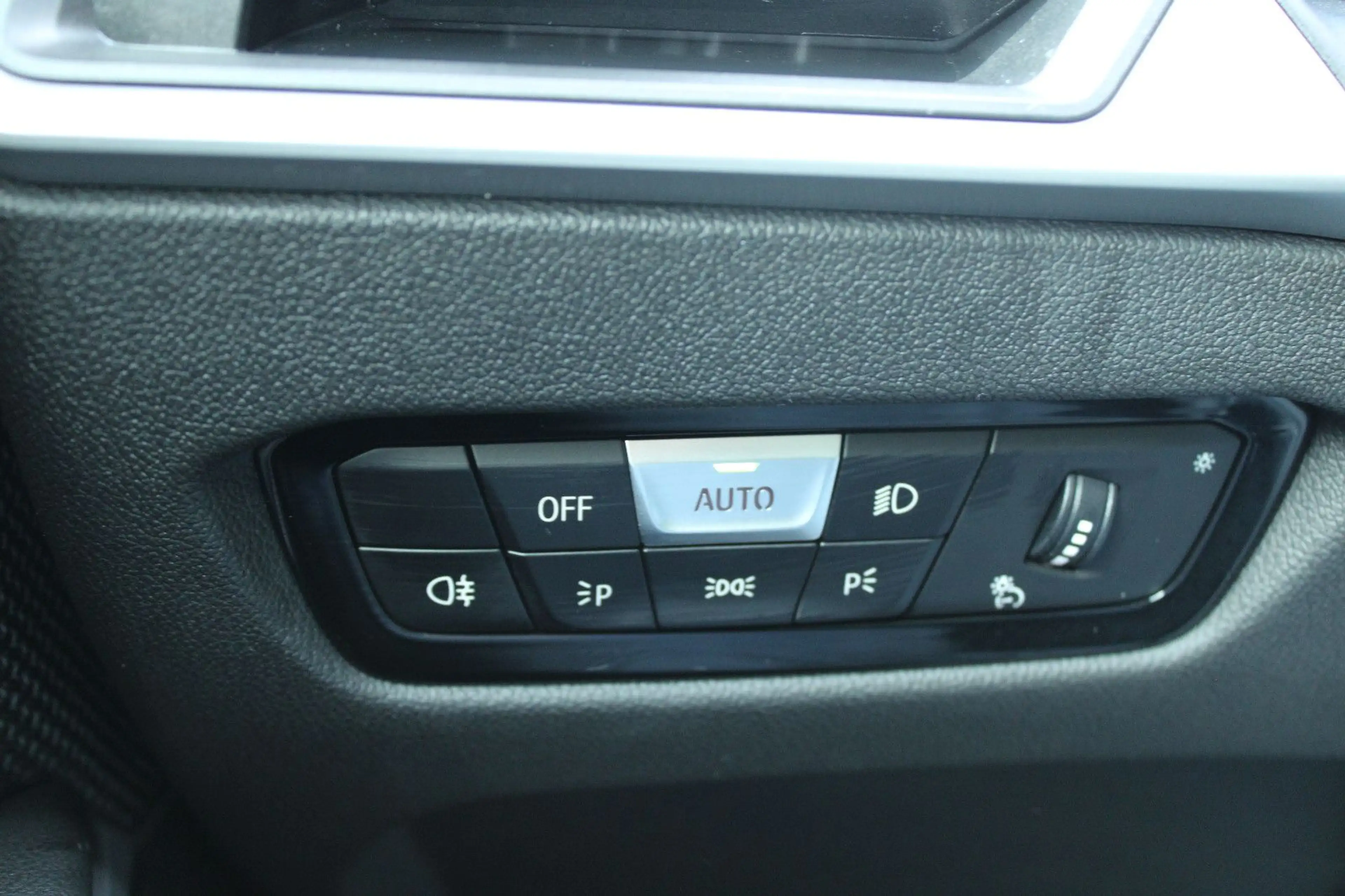 BMW 318 i Limousine,LED,Head-up,Kamera,App — photo 24