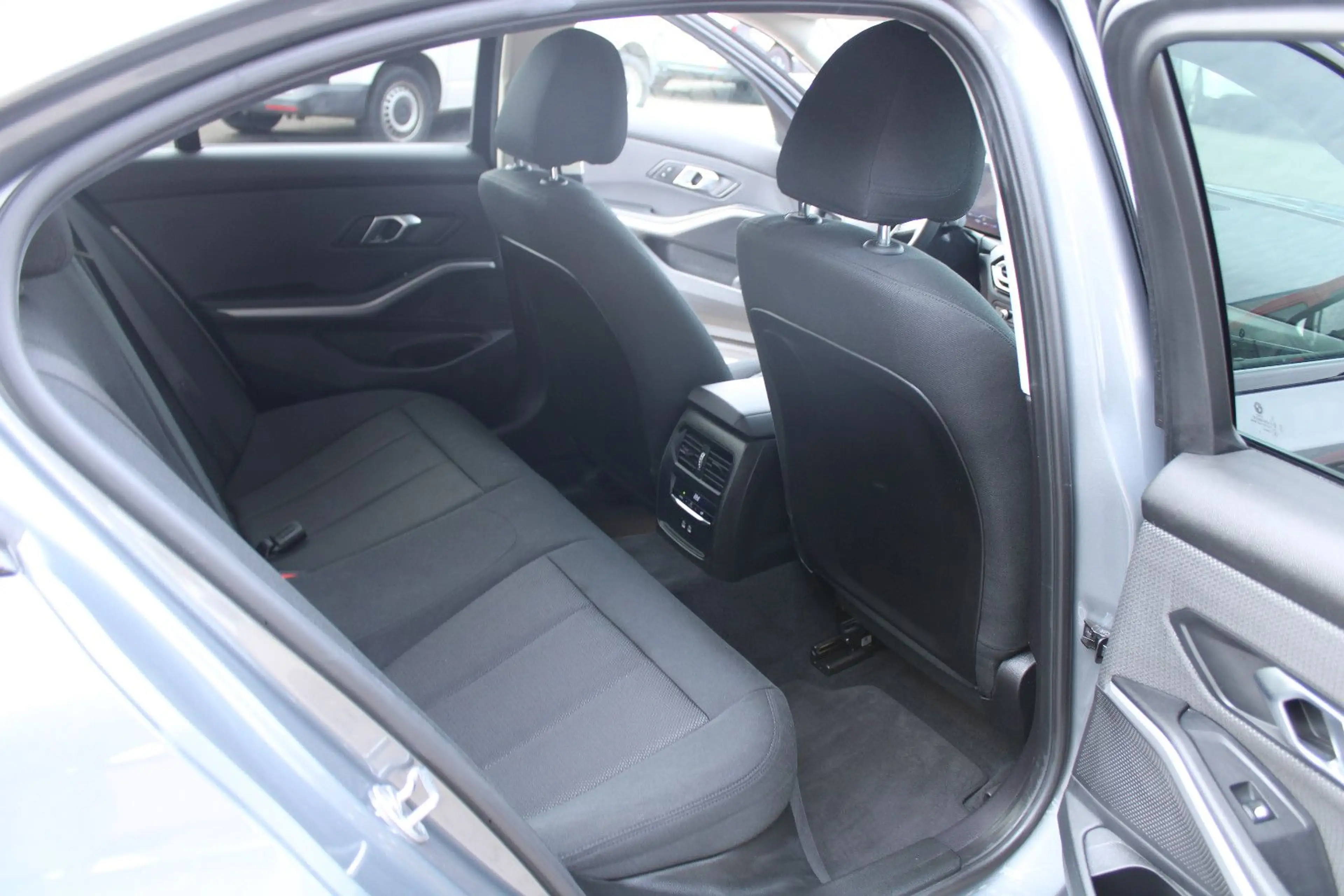 BMW 318 i Limousine,LED,Head-up,Kamera,App — photo 11