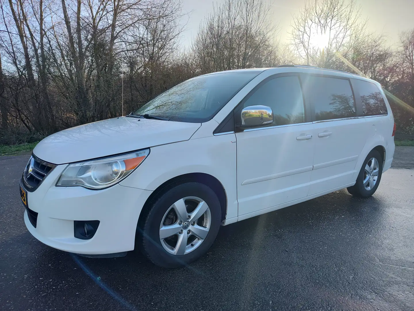 Volkswagen Routan 4.0 V6 SEL Weiß - 1