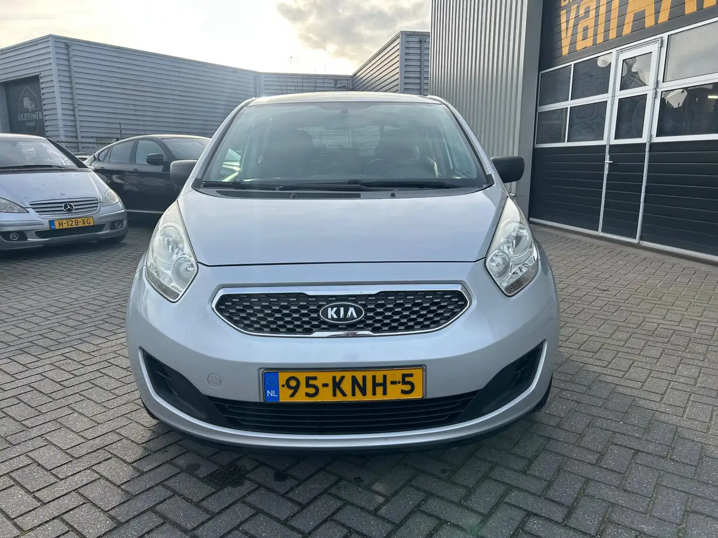 Kia Venga 1.4 CVVT X-tra | AIRCO | Grau - 2