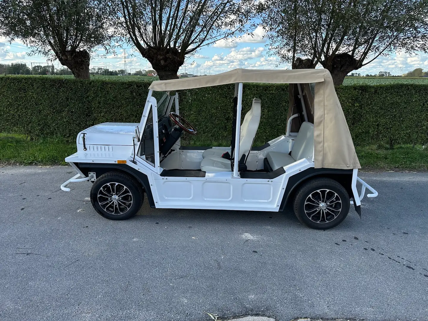 Austin Mini Moke 17900€ + VAT with new batteries White - 2