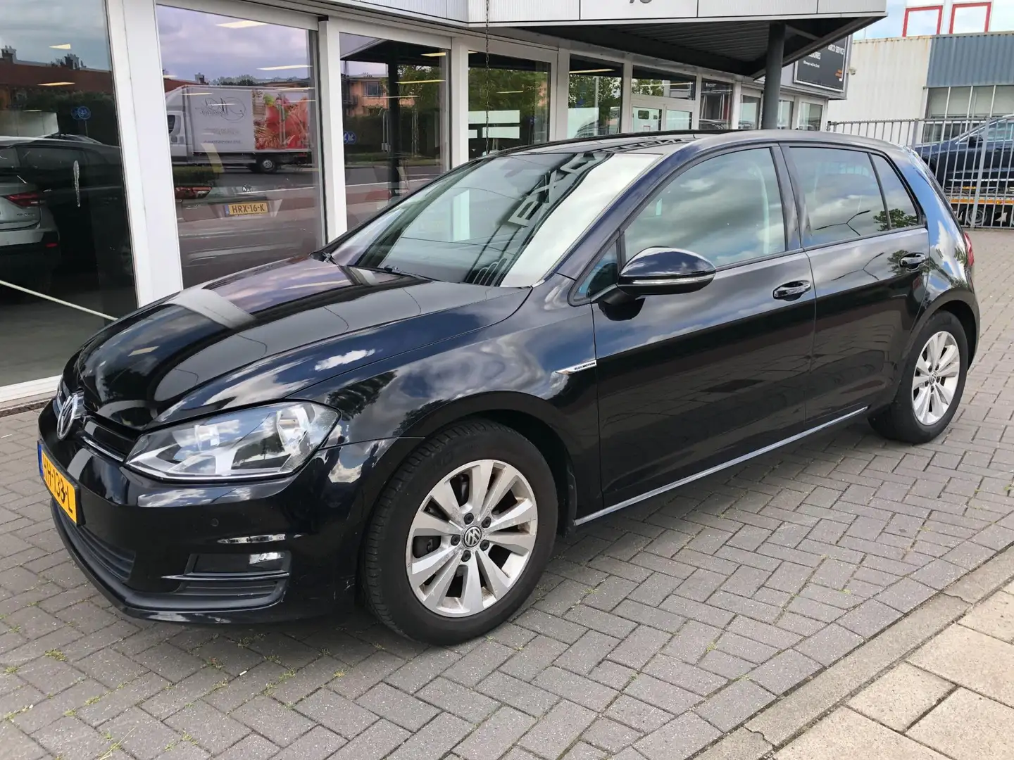 Volkswagen Golf 1.0 TSI Business Edition Connected Zwart - 2