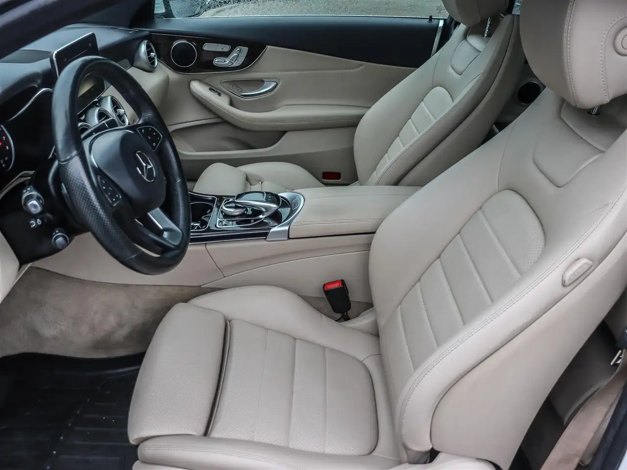 Mercedes-Benz C-Class снимка Mercedes-Benz C-Class