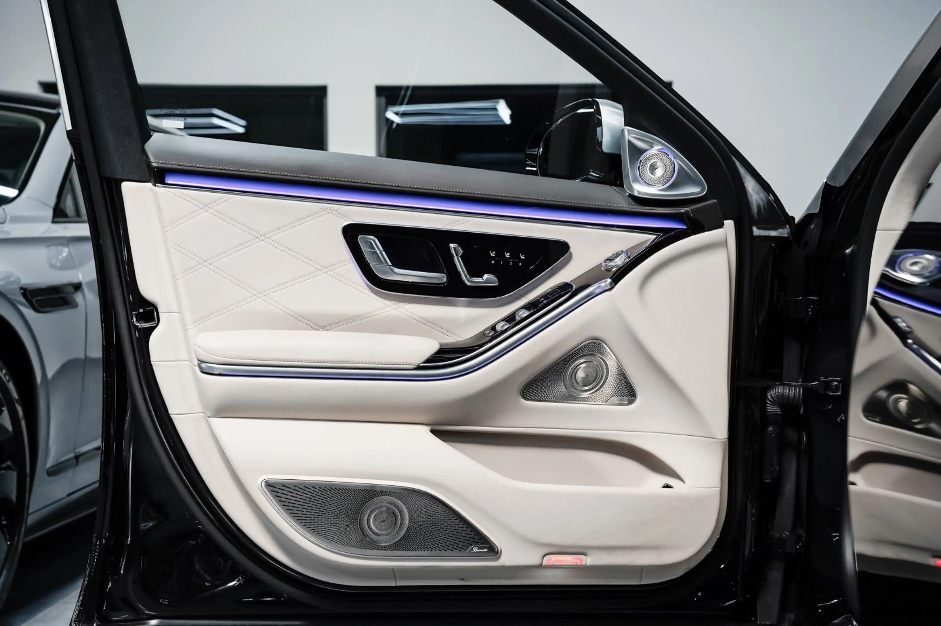 Mercedes-Benz S 680 Maybach 4Matic First Class-4 Sitzer-1.Hand — photo 11