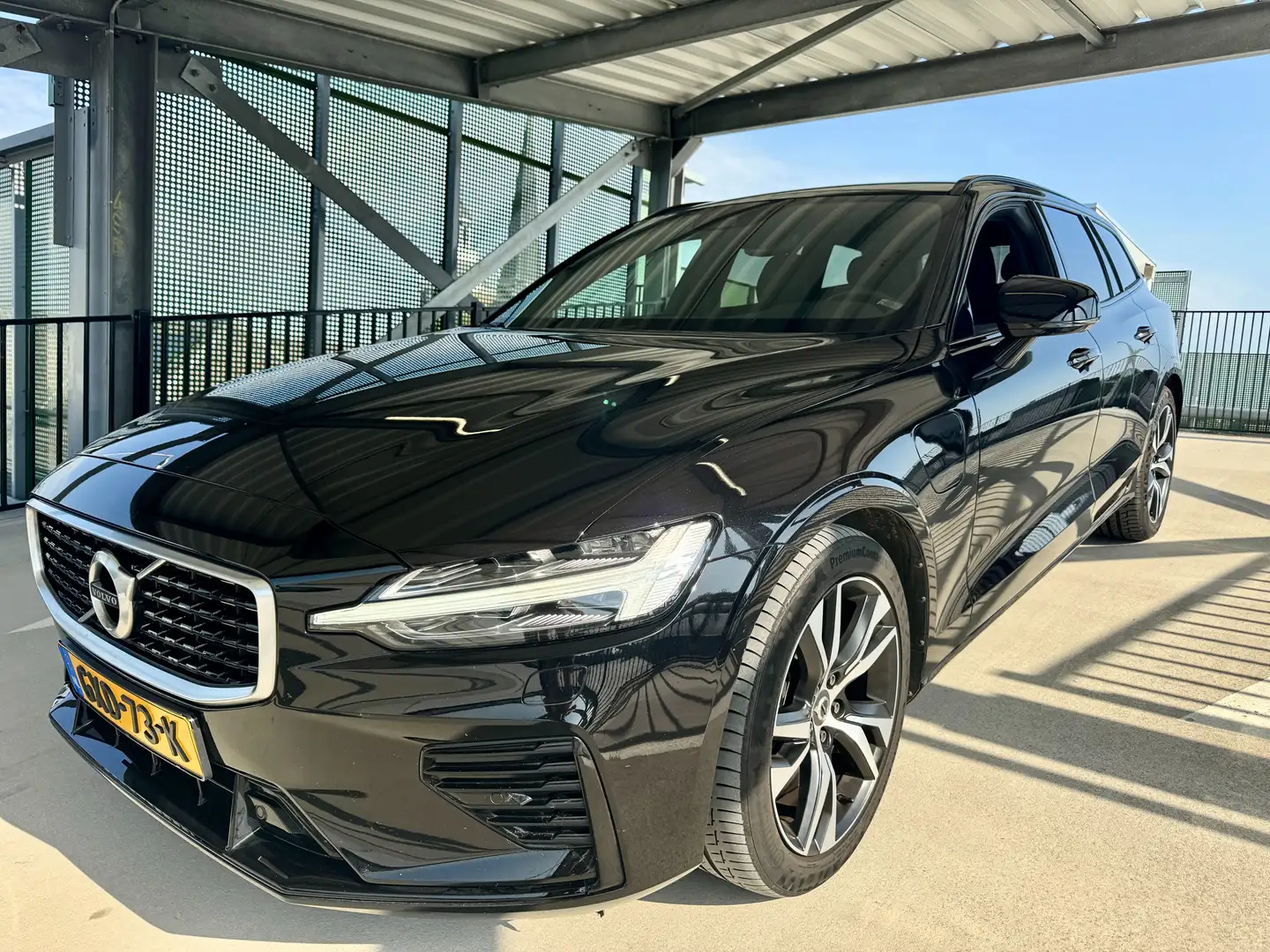 Volvo V60 T6 R-Design AWD Zwart - 1