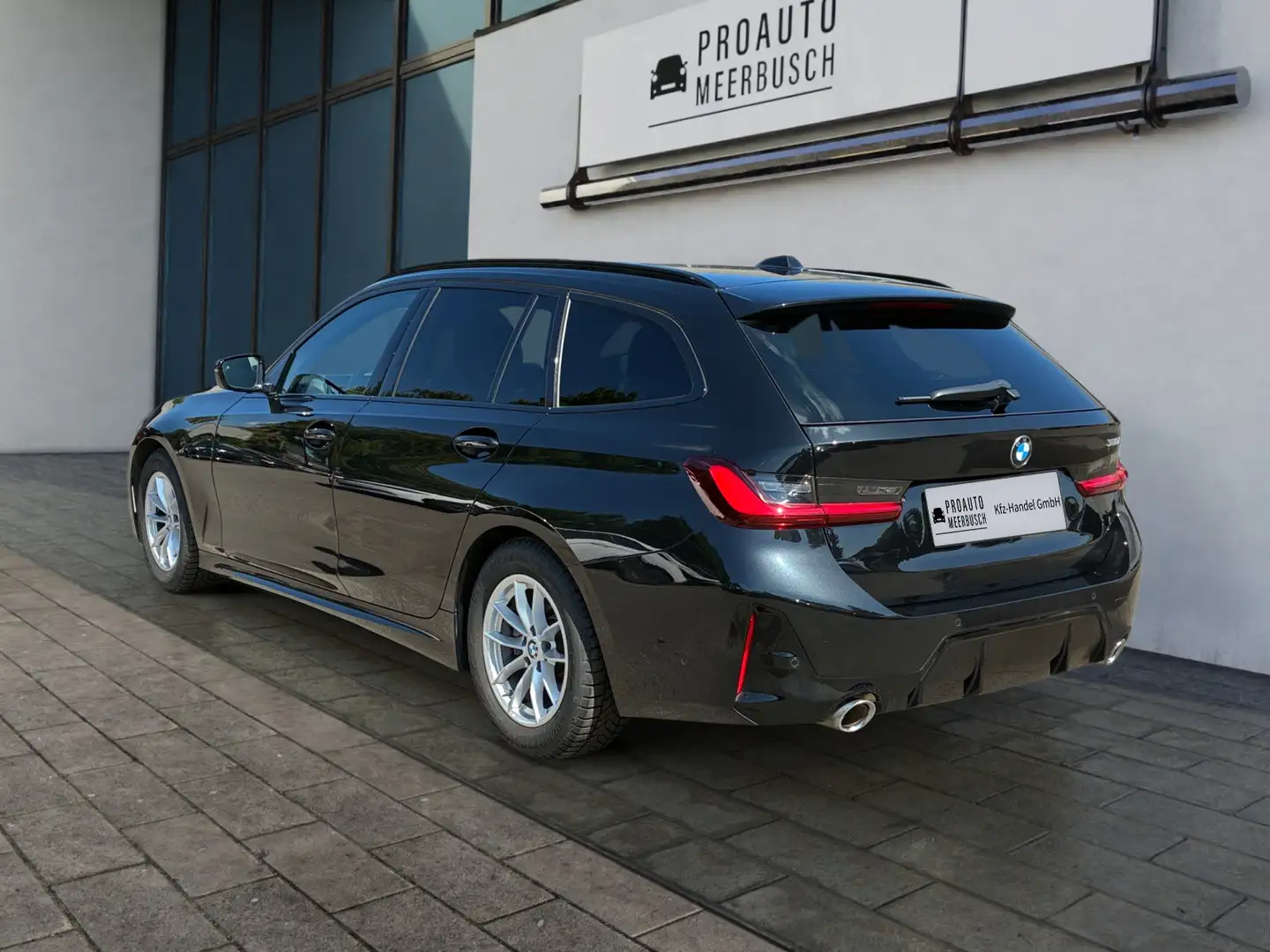 BMW 318 i M Sport AHK/MMRY/ADAPTLED/HEADUP/PANO/HIFI Zwart - 2