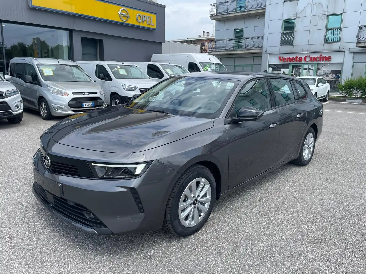 Opel Astra Sports Tourer 1.2 t Edition 110CV MT6 Gris - 1