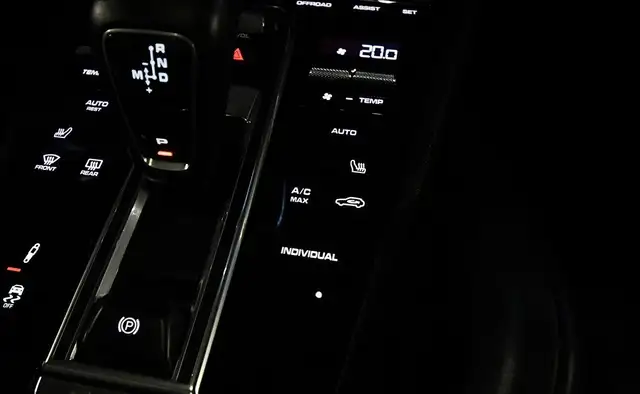 Porsche Cayenne view 13