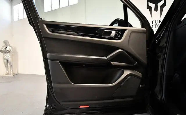 Porsche Cayenne view 11