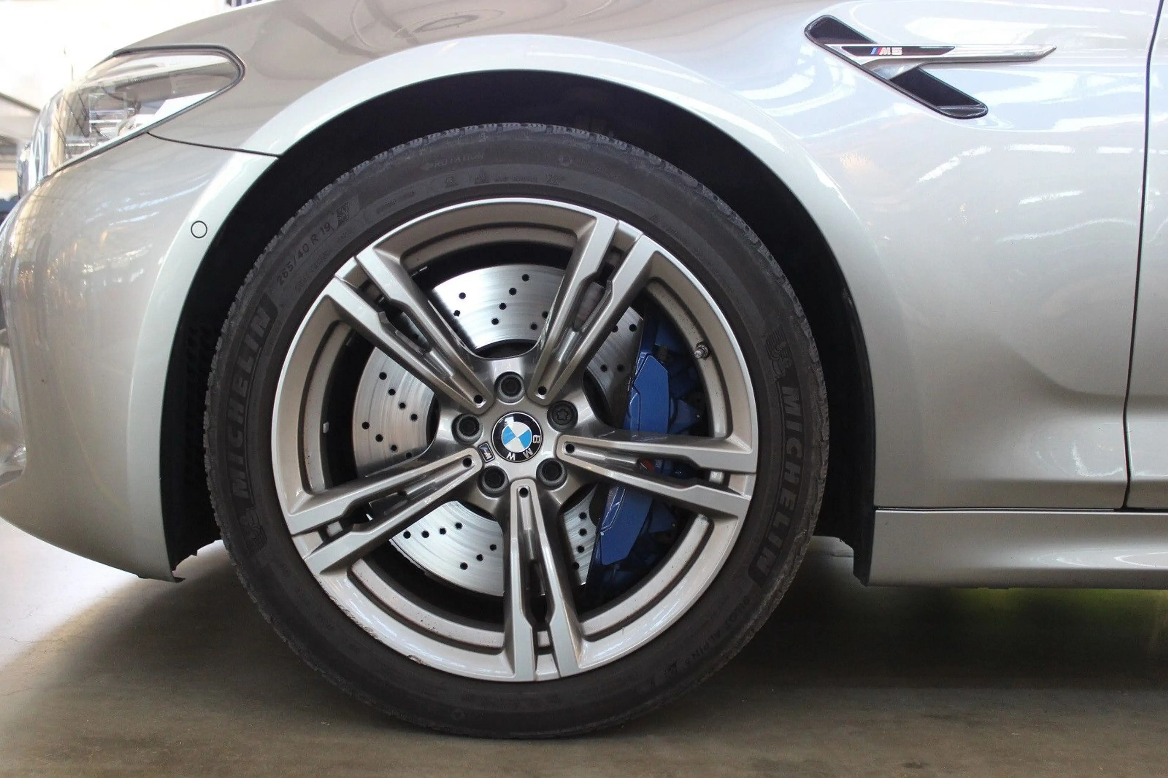 BMW M5 xDrive | Donington Grau | Carbondach | — photo 11