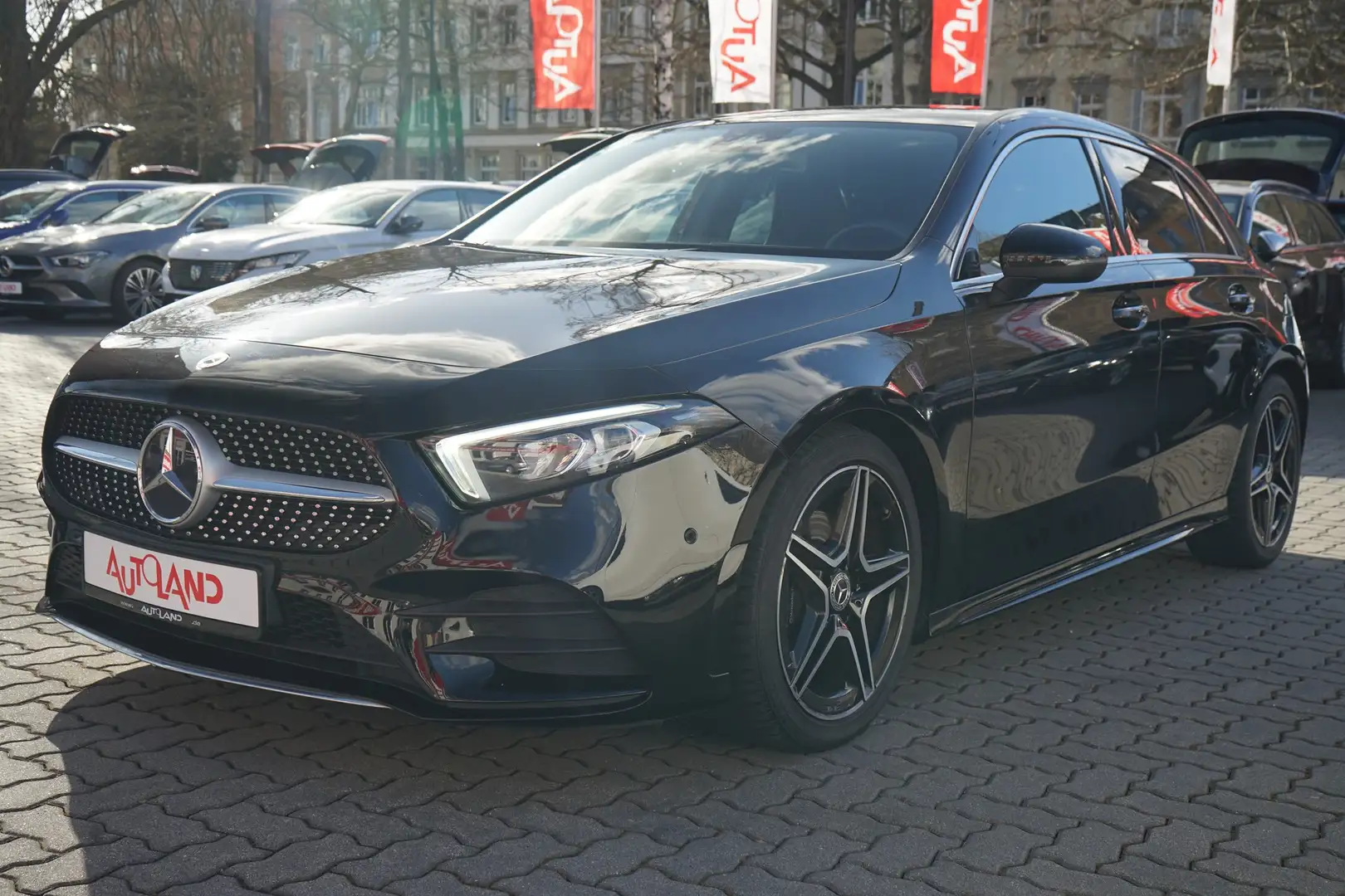 Mercedes-Benz A 180 A180 AMG Line LED Navi Sitzheizung Teilleder PDC Schwarz - 2