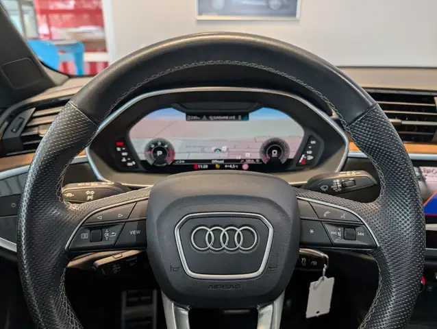 Audi Q3 view 14